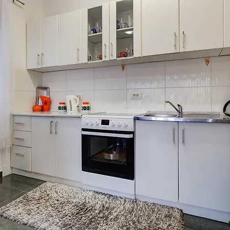 Bay Line Apartment *